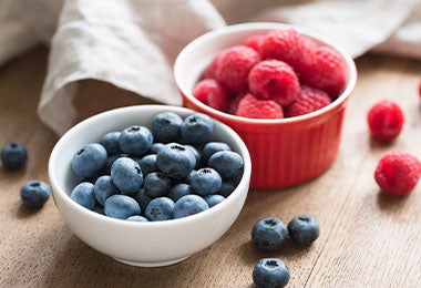 Recipientes con frambuesas y arándanos, frutos rojos