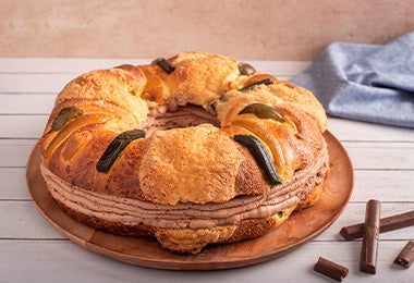 Rosca de reyes con frutas confitadas y relleno de crema