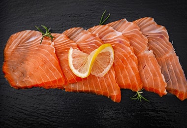 Unos pedazos de salmón preparados para ser utilizados en una receta para brindar macronutrientes