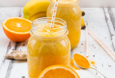 Smoothie de cúrcuma, naranja y banano colorantes comestibles