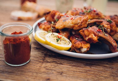 Alitas de pollo con especias, un snack fácil para ver fútbol. 