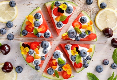 Pizza de frutas con una sandía como base, un snack fácil y rico. 