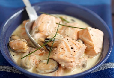 Sopa con mejillones y salmón en salsa blanca y hierbas aromáticas