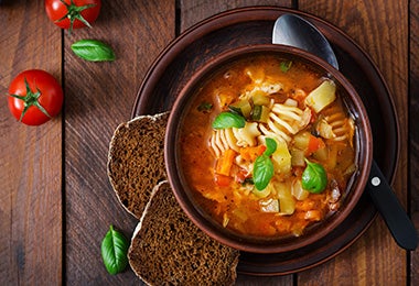 Sopa de minestrone, receta de comida italiana 