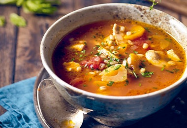 Sopa de tomate, papa y res, una receta de cocción lenta servido en un plato hondo