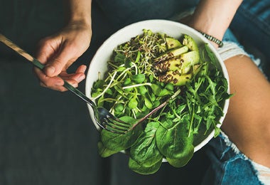 Tazón con ensalada de aguacate, lechuga y semillas