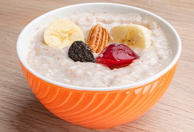 Tazón de porridge con fruta picada y frutos secos