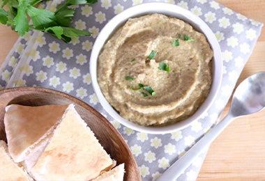 Tazón con puré de berenjena y pan pita