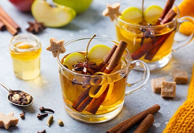 Té de manzana y cidra con clavos de olor, canela y anís