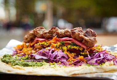 Tortillas de maíz con cuscús, pollo y diferentes vegetales. 