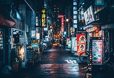 Una calle con restaurantes tradicionales en Japón, un país con un turismo gastronómico muy fuerte. 