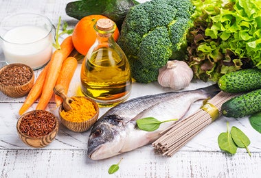 Verduras, condimentos y un pescado, para una dieta de ciertos vegetarianos.