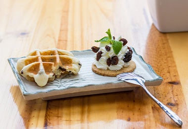  Waffle emplatado acompañado de una galleta y crema batida