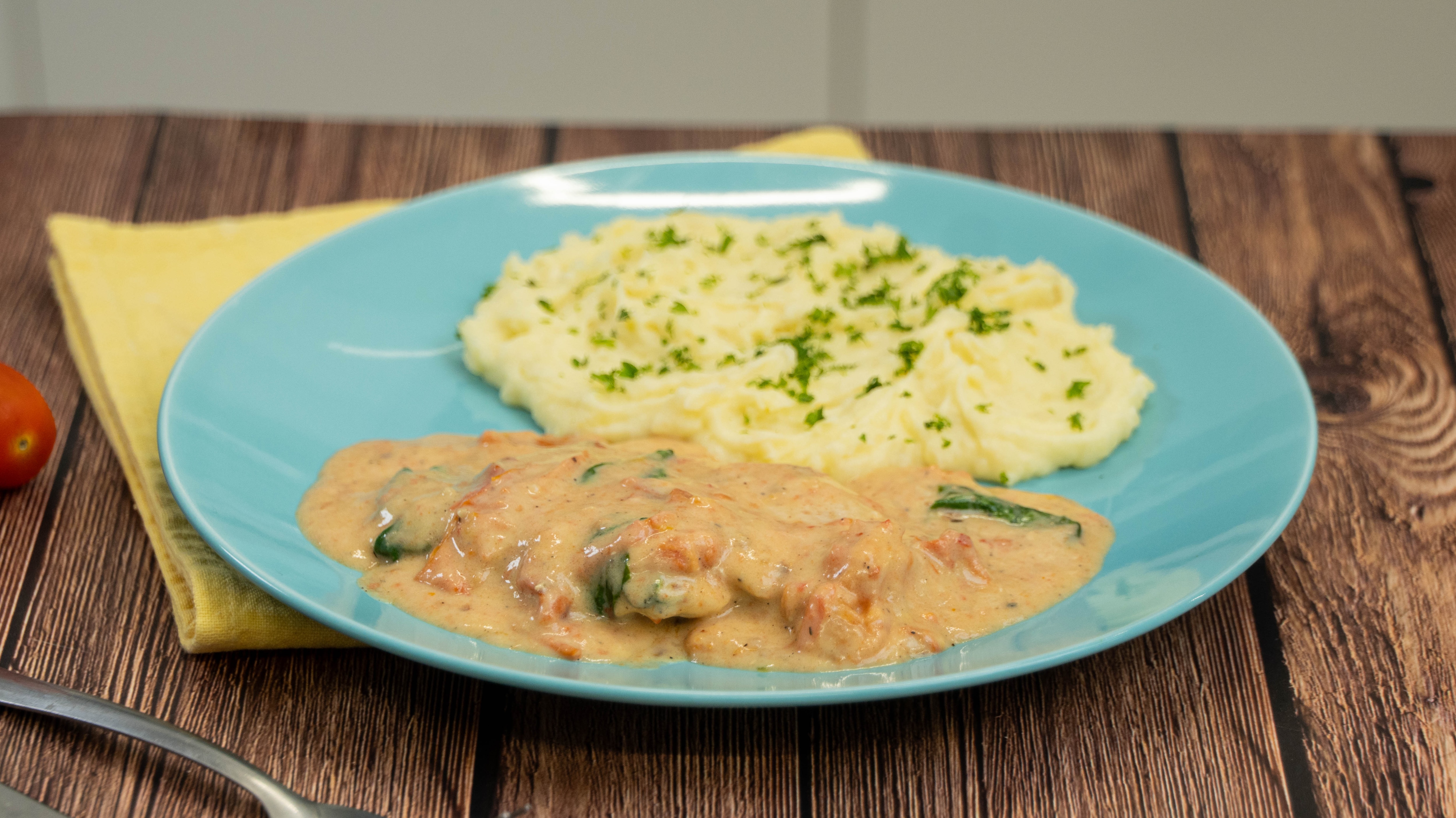 pollo cremoso con espinacas y tomate