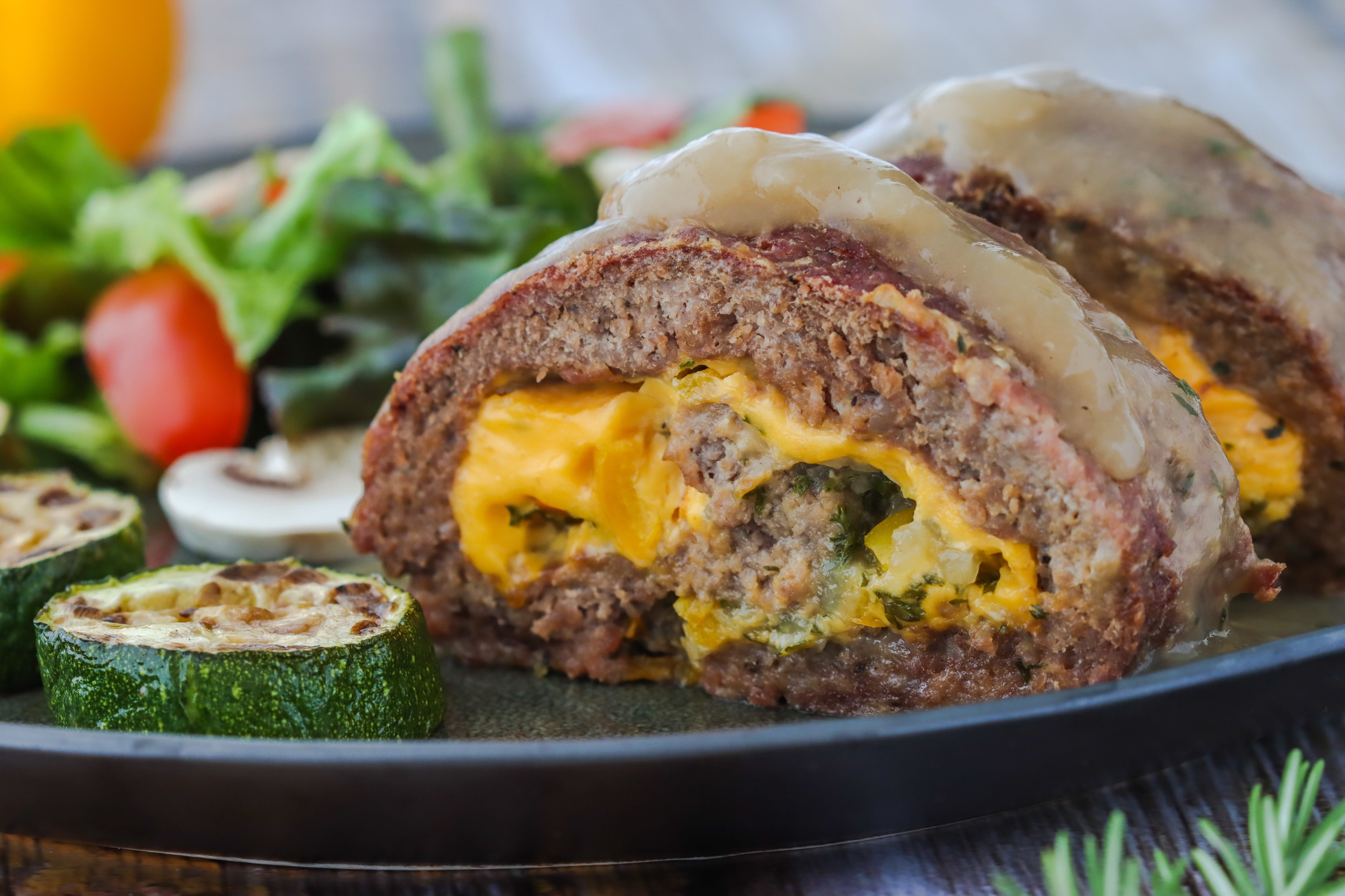 Rollo de Carne con Queso en Crema al Vino Rollo de Carne con Queso en Crema al Vino