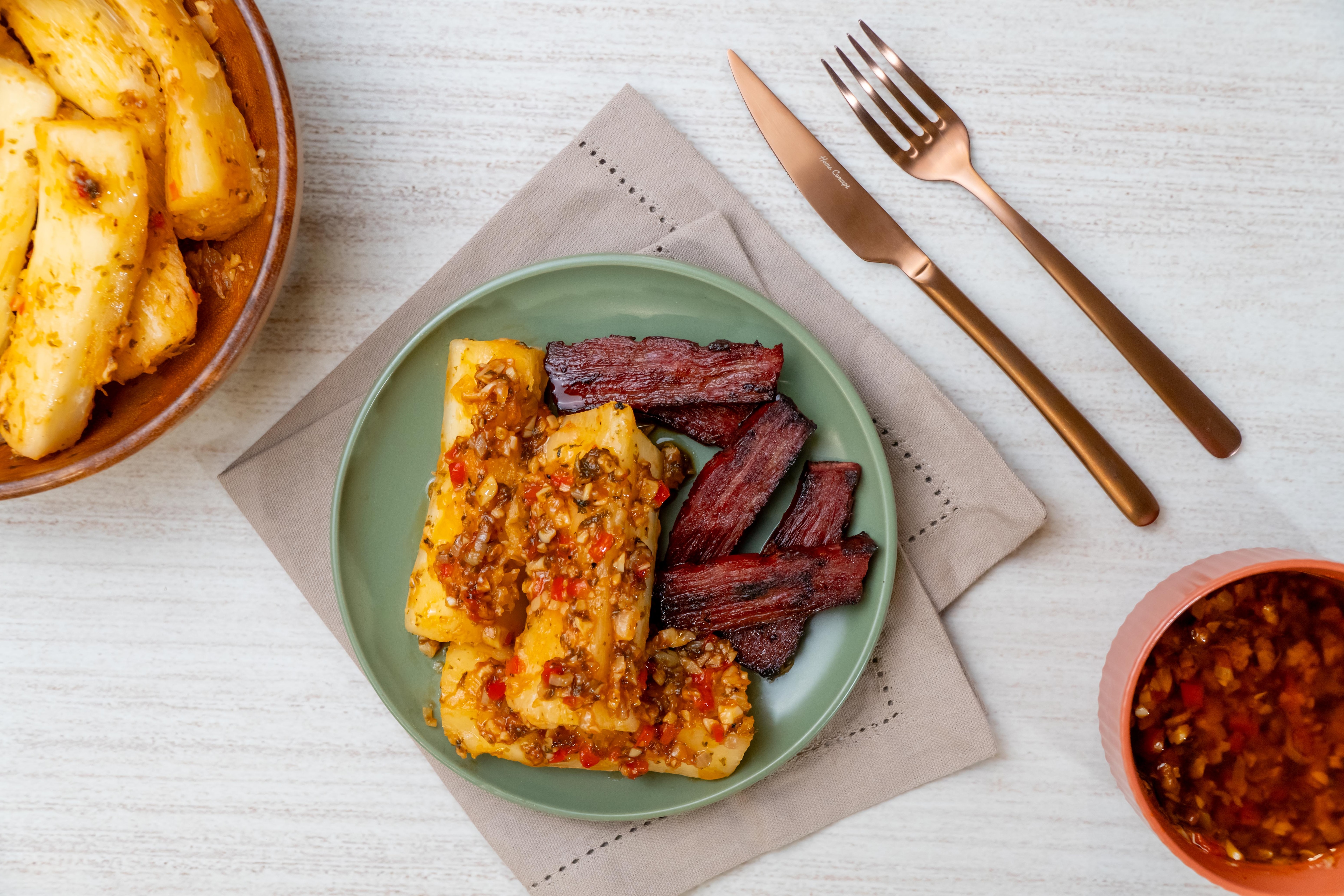 yuca al moho con chicharron