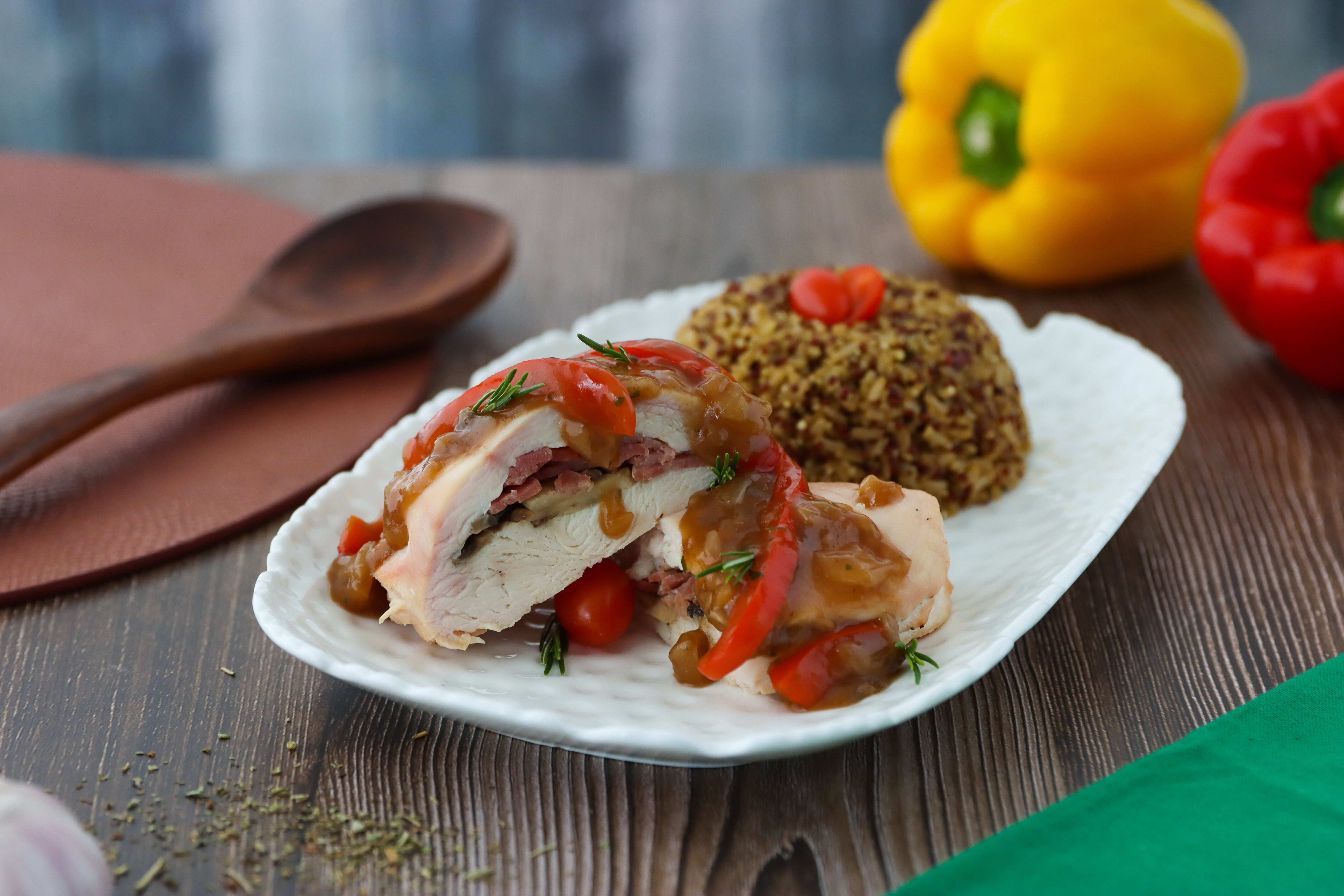 Pollo relleno de hongos y tocino Pollo relleno de hongos y tocino