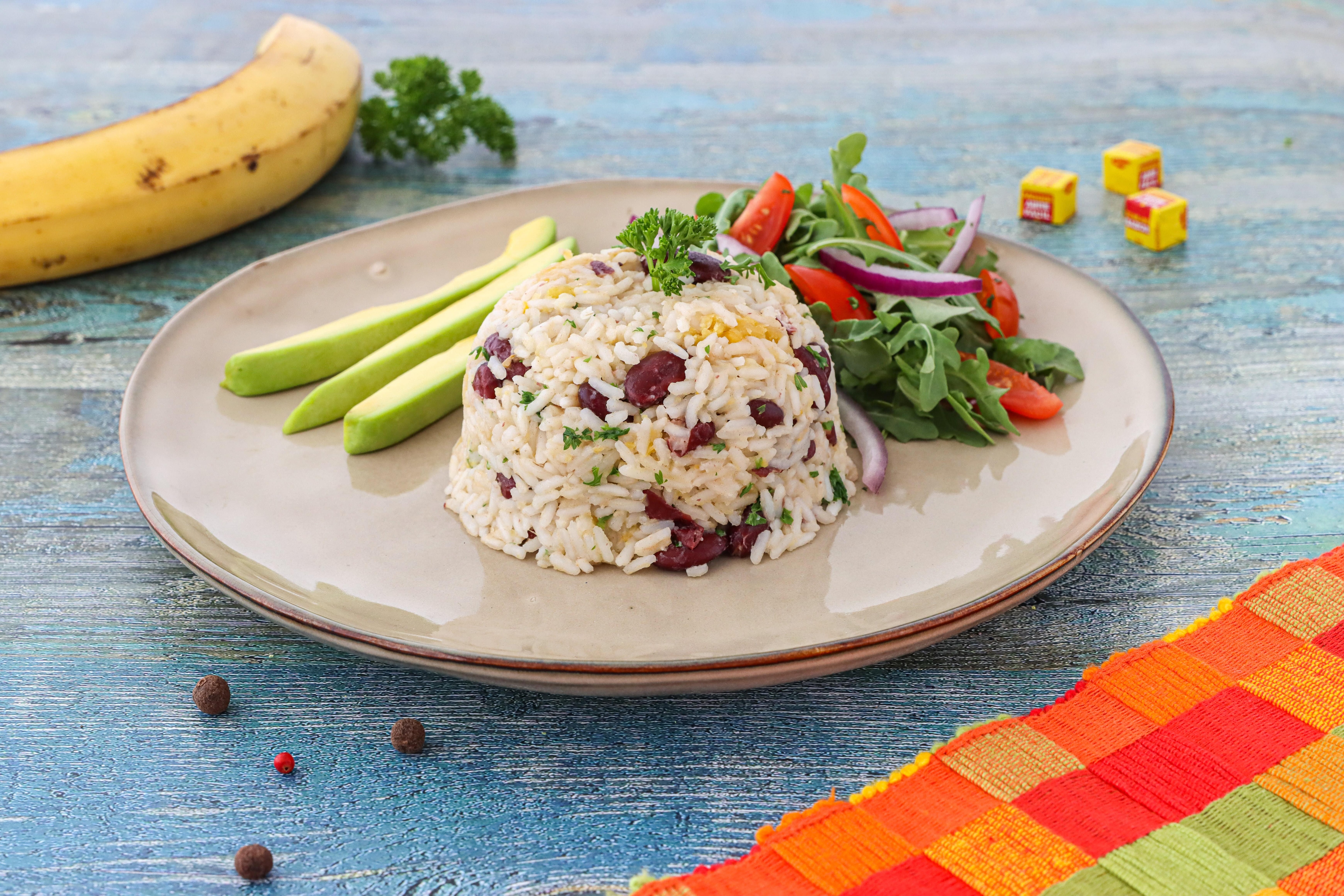 Arroz con frijoles y Plátano Maduro