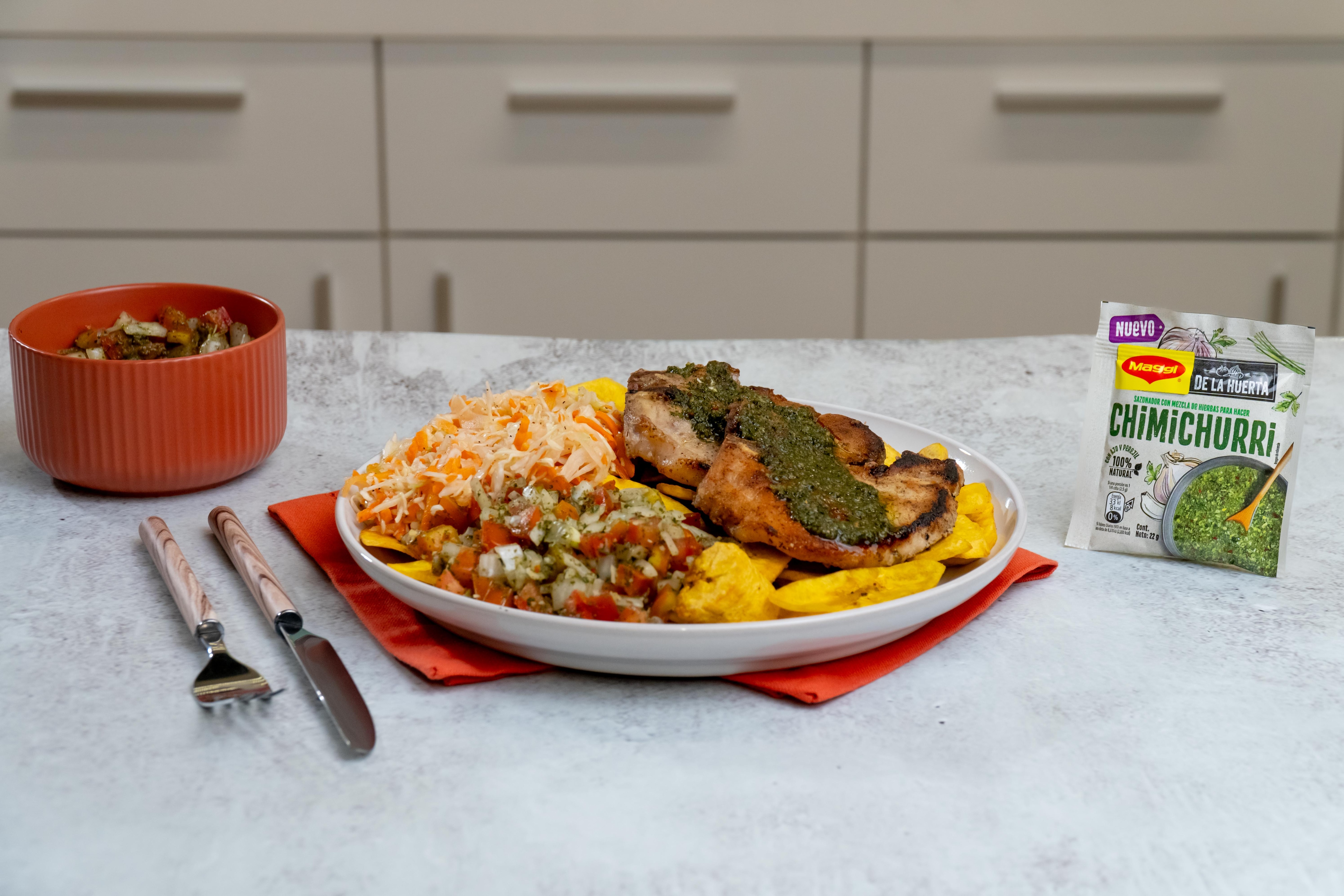 Chuletas con tajadas y chimichurri