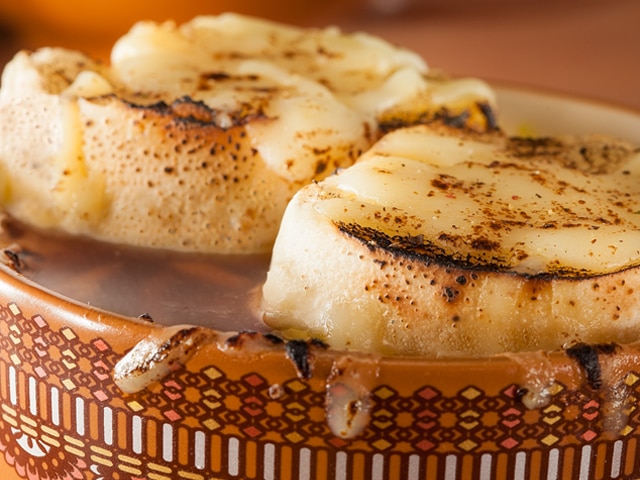 Sopa de cebollas a la francesa