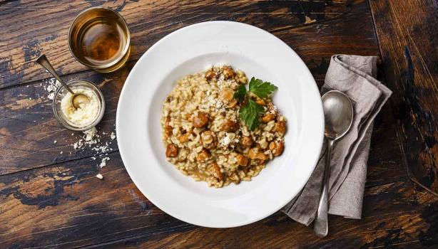 El risotto es una receta con champiñones deliciosa.