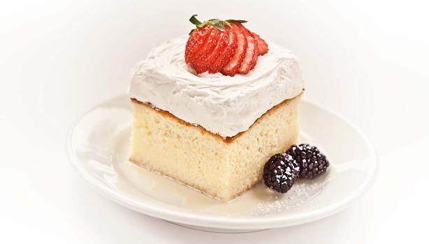 Pastel tres leches con merengue, fresas y moras