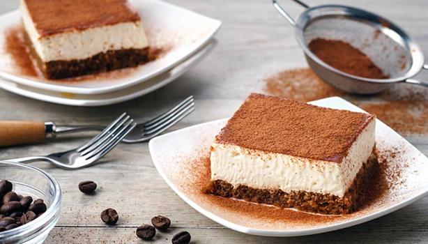 Tiramisú con café espolvoreado, uno de los postres fáciles y rápidos con pocos ingredientes que se pueden prepara