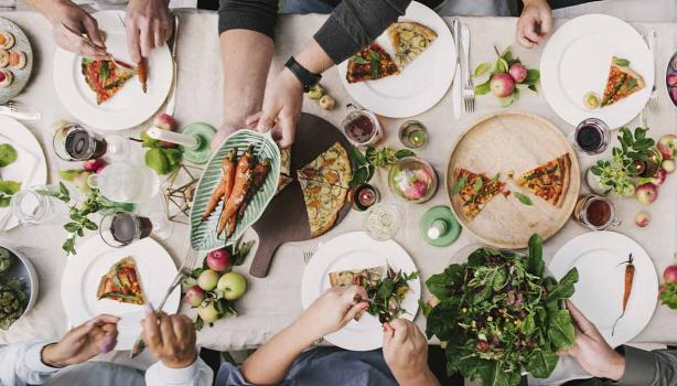 Mesa con variedad de platos y recetas para disfrutar en familia