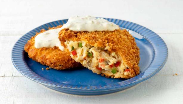 Pastel de pescado partido a la mitad con salsa blanca de yogurt griego