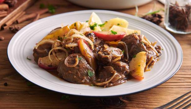 Delicioso plato de hígado encebollado acompañado con papa