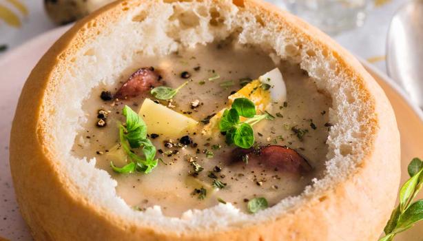 Exquisito panne cook relleno de marisco en salsa de ajo.