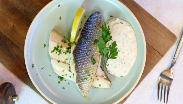 Platillo de filetes de lubina en salsa y con algunas especias. 