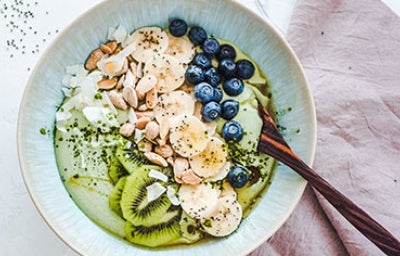 Una gran cantidad de frutas y verduras contienen estos elementos tan importantes y son bastante sabrosas Tazón con frutas y verduras que contienen potasio y magnesio