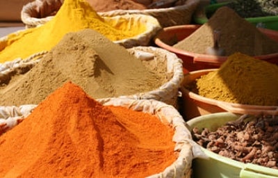 Origen de las especias, un ingrediente ancestral. Grandes canastos de especias en polvo.