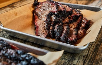 Esta es una de las formas de preparación de brisket que ha tomado más popularidad. Delicioso brisket texano recién sacado del horno