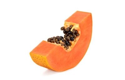 Las semillas de papaya son picantes y pueden tener una utilidad inesperada. Papaya partida con semillas de papaya