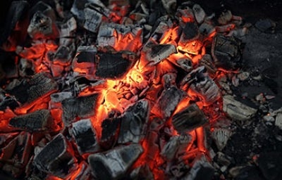 Hay varios tipos de carbón, y todos tienen su utilidad. Carbones vegetales al rojo vivo, uno de los distintos tipos de carbón