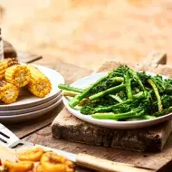 Choclos y espárragos en un asado vegetariano Choclos y espárragos sobre una mesa de madera en un asado vegetariano