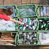 En la cocina puedes encontrar muchos materiales que se pueden reciclar, sólo tienes que saber en dónde Materiales que se pueden reciclar, debidamente separados.