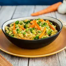 arroz frito con huevo y vegetales