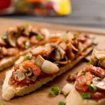 Tostadas de tocino, cebolla y champiñones