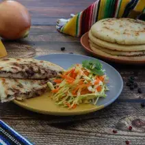 Pupusa de frijol y queso