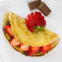 Crepas Rellenas de Chocolate y Fresas