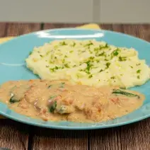 pollo cremoso con espinacas y tomate