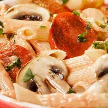 Pasta Penne con salchichas guisadas y hongos