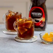 café frío con naranja