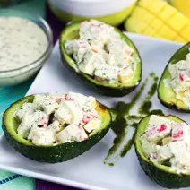 Aguacates rellenos de cangrejo y mango