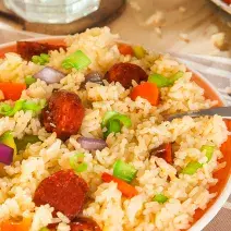 Arroz con chorizo y vegetales