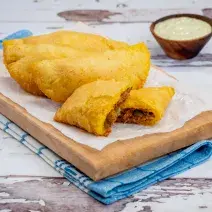 empanadas de maíz con ropa vieja