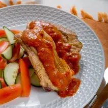 Costilla asada y guisado con Salsa de Tomate Tres Quesos MAGGI